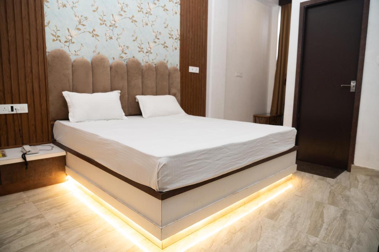 Holy Land Hotel Varanasi Exterior foto